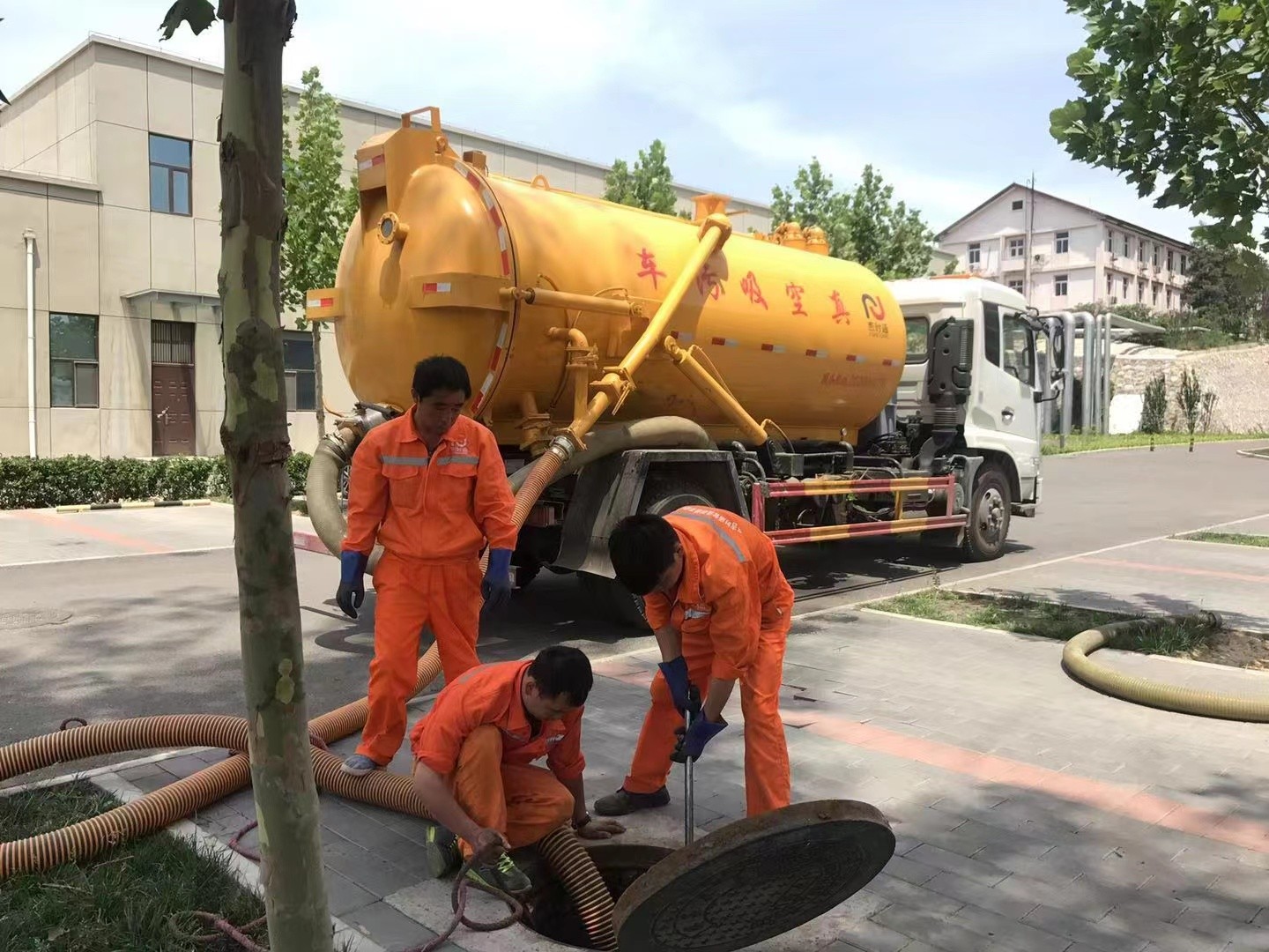 槐荫管道疏通车停在窨井附近