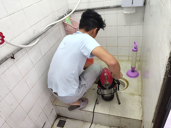 槐荫肥皂掉到马桶里把马桶堵住了怎么办？马桶堵住了怎么办